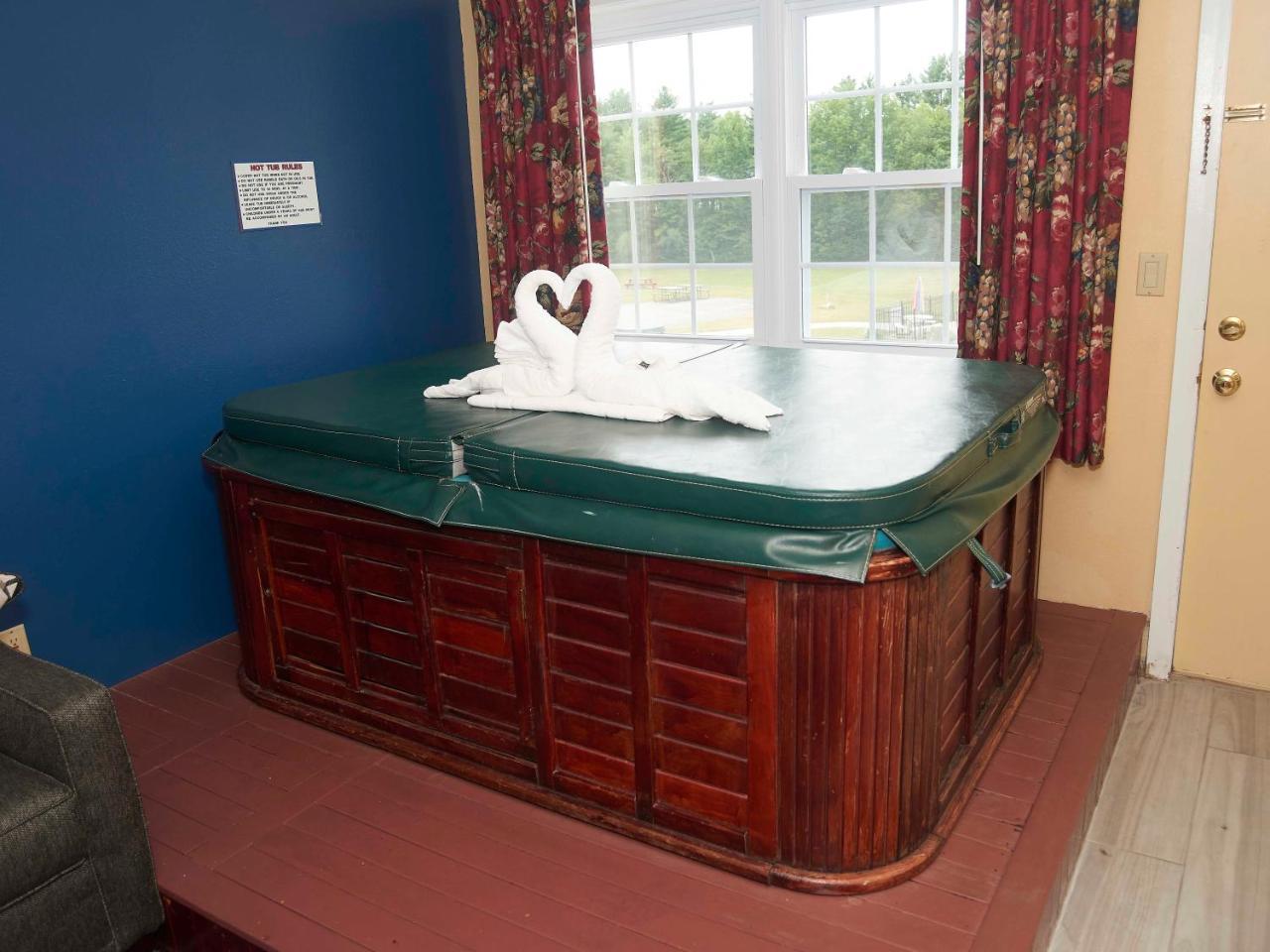 1 King Bed Sofa Bed Fireplace Hot-Tub