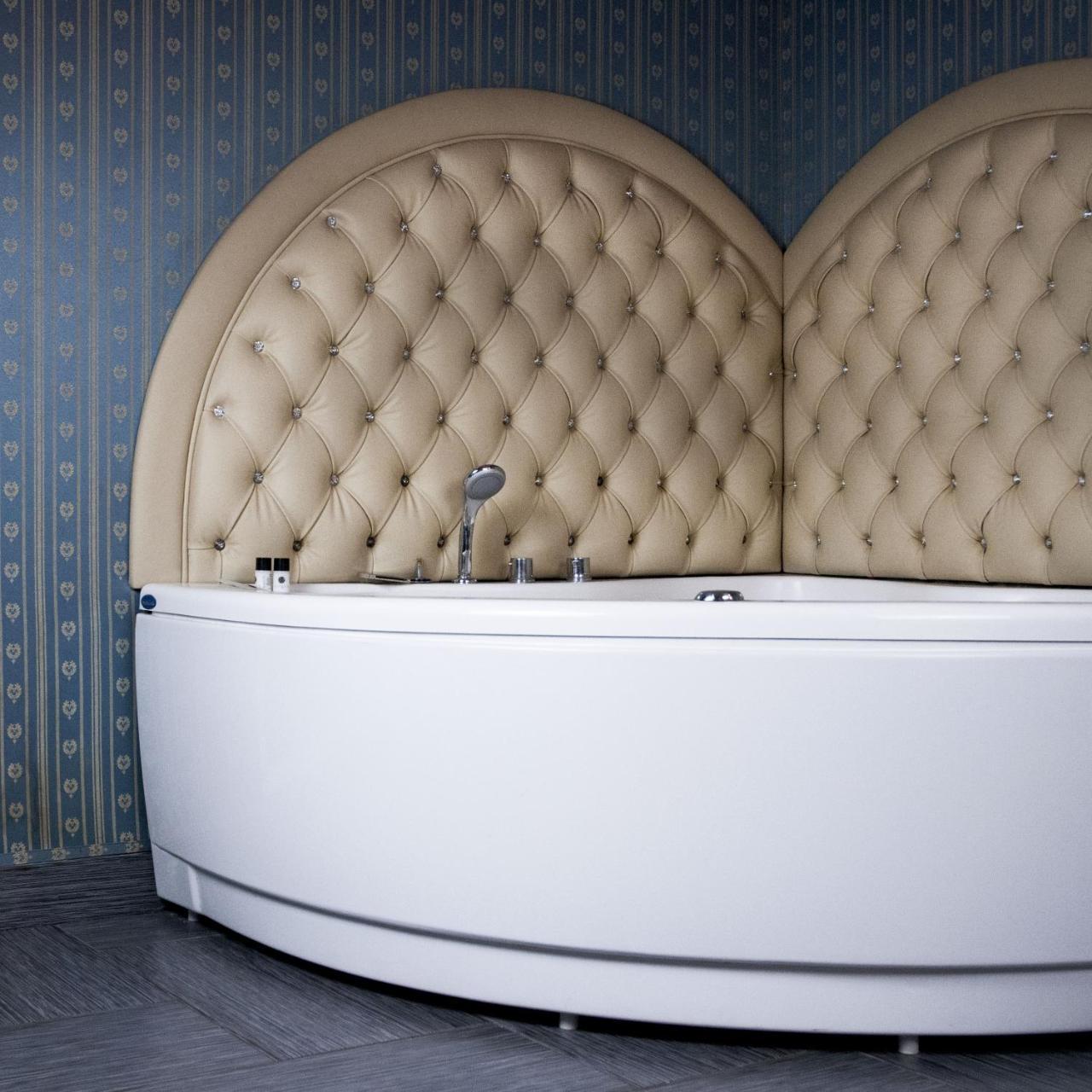King Suite Spa Bath,736910992:JPEG