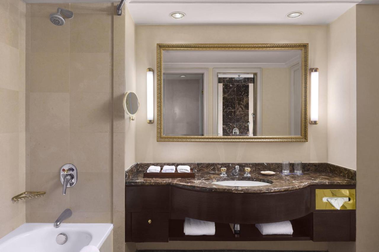 Premium King Bed, Guest room, 1 King, City view, Mid floor