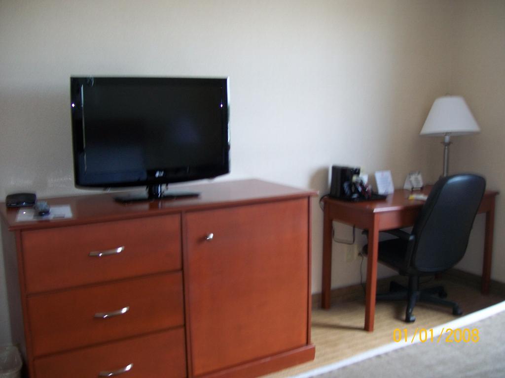 One-Bedroom Board Room Suite - Non-Smoking