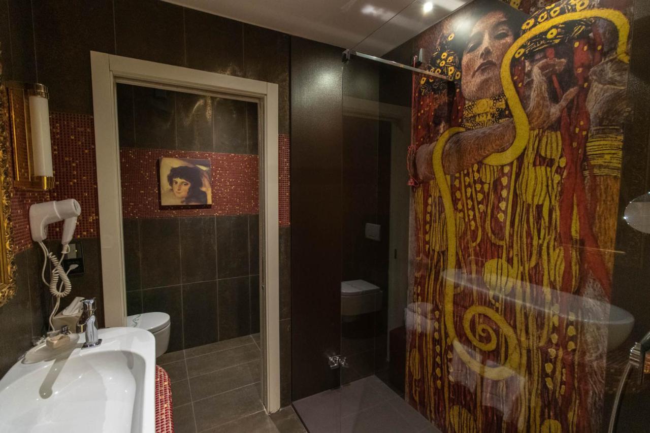 Superior Double Room Shower