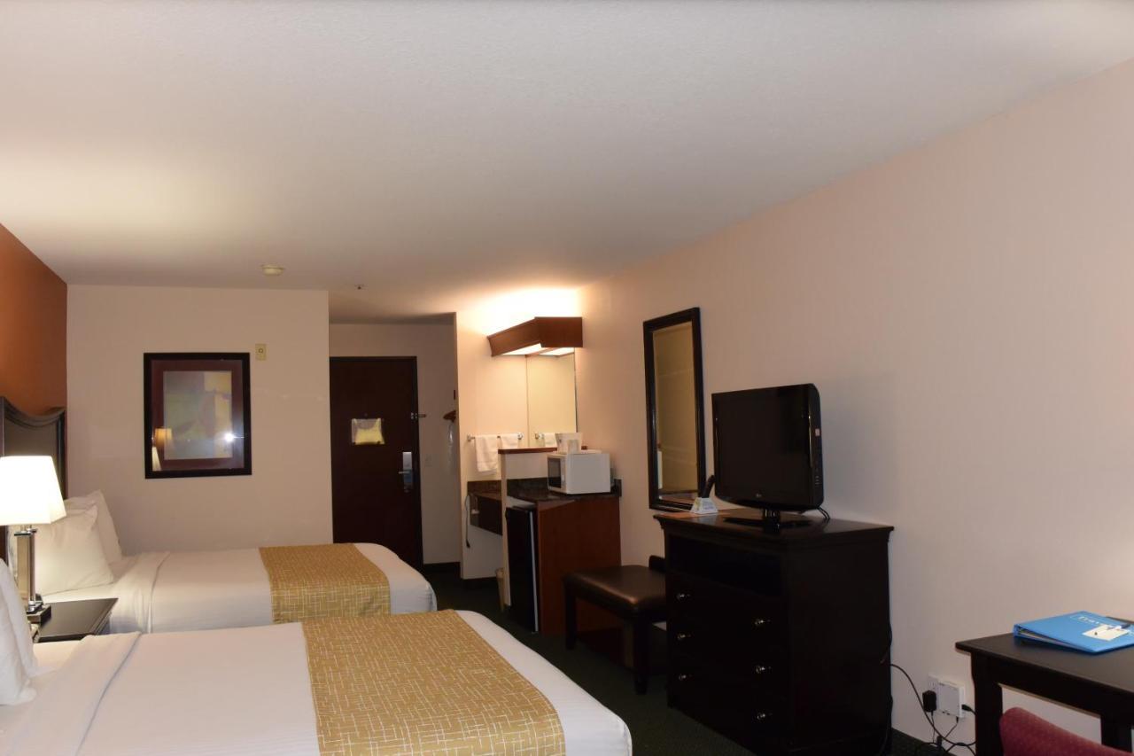 Queen Room with Two Queen Beds - Pet Friendly
