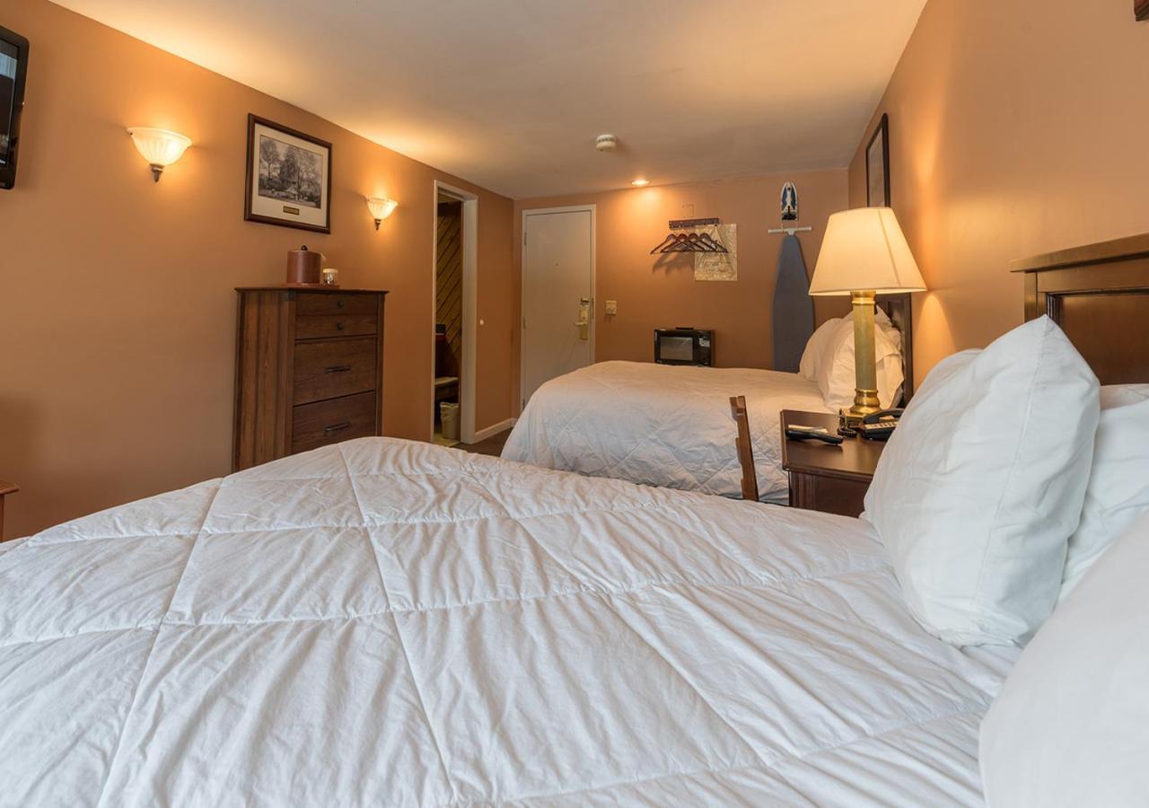 Two Queen beds-short walk to Inn