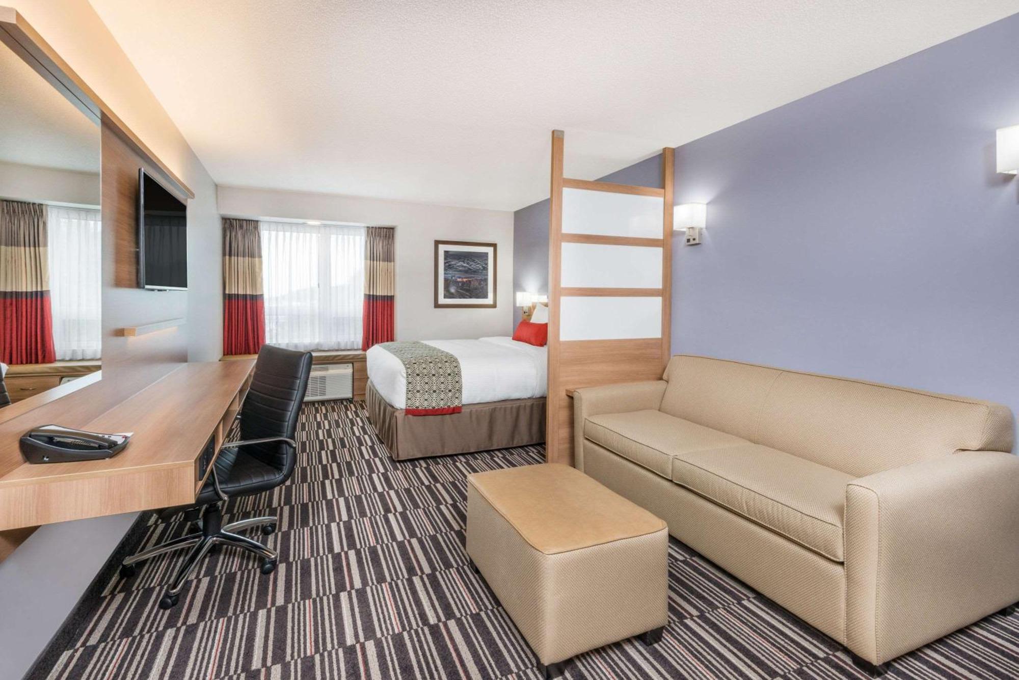 Junior Suite with One Queen Bed - Non-Smoking