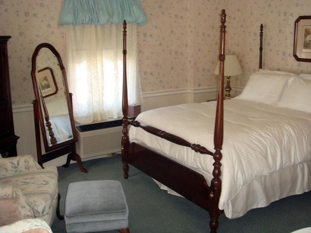Standard Queen Room
