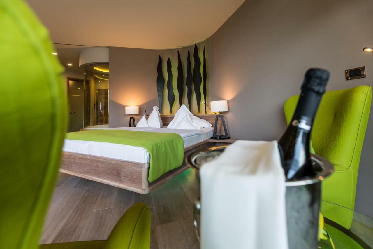 Suite,1244852695:JPEG