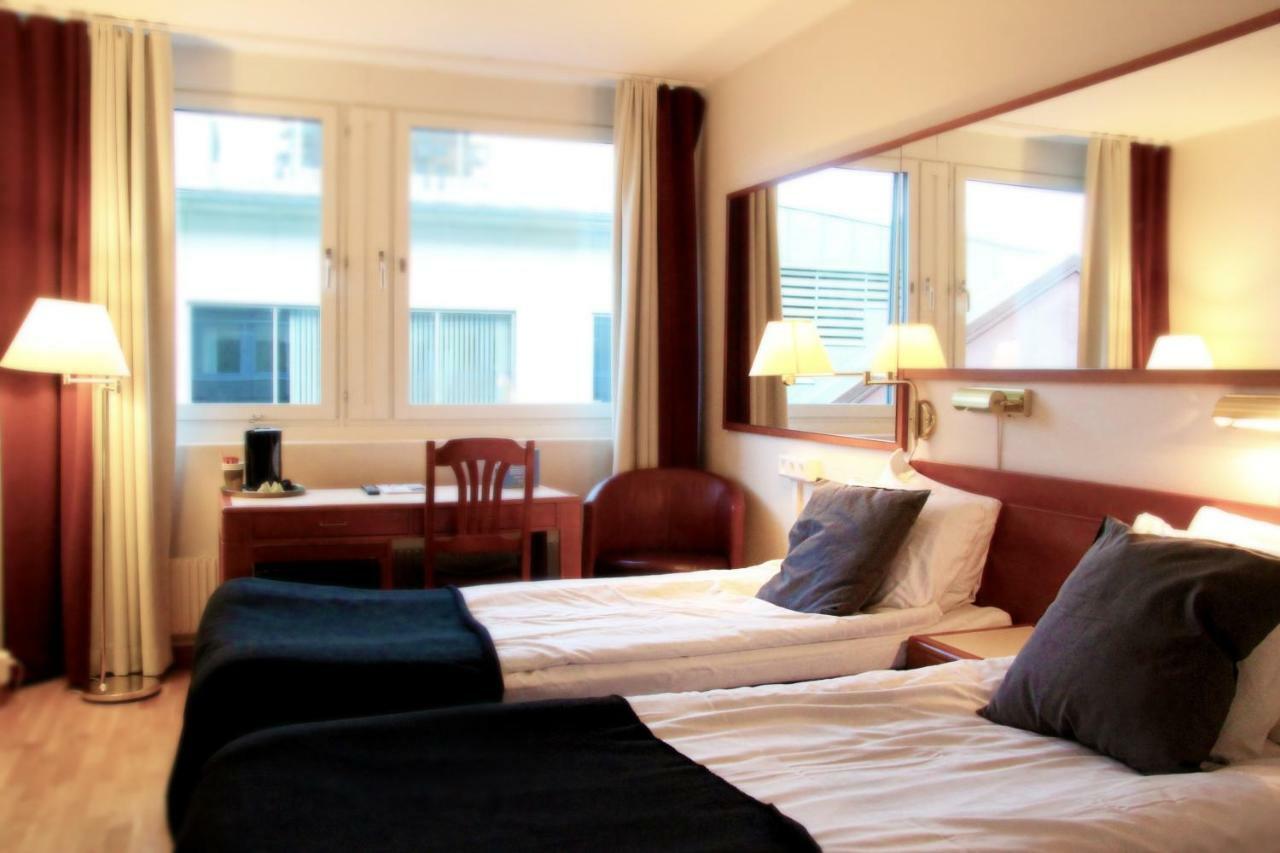Standard Double Room with Two Single Beds - Non-Smoking