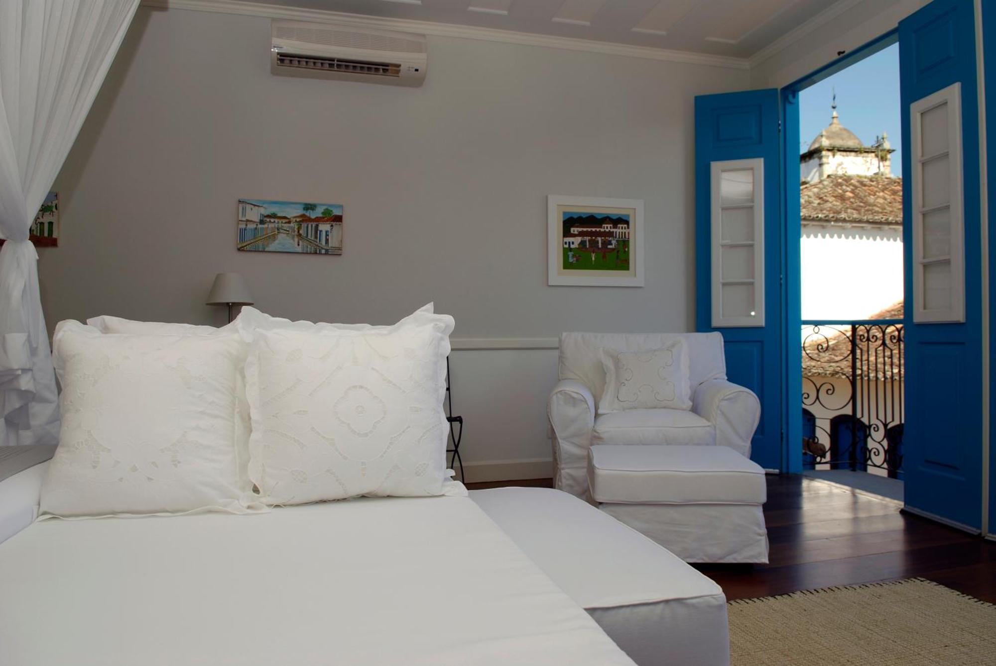 Suíte com Cama King-size e Banheira de Hidromassagem