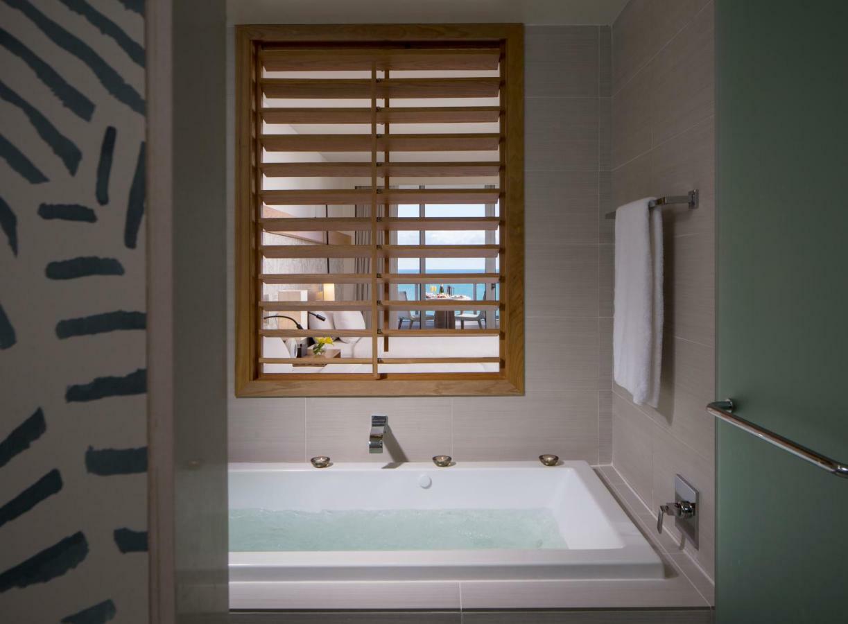 Suite Junior con cama extragrande, balcón y vistas al mar