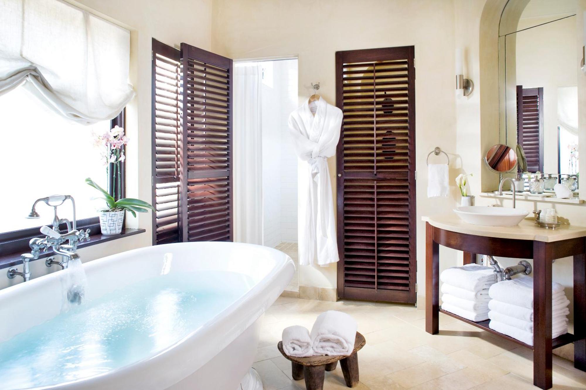 Queen Suite with Spa Bath