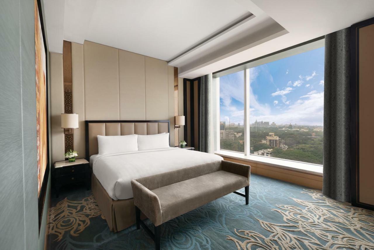 Premier Suite King - Horizon Club Lounge access with suite/club rooms: Includes buffet breakfast, afternoon tea, evening cocktails (6–8 PM), soft beverages, 1 suit pressing & 2 hrs boardroom use per stay