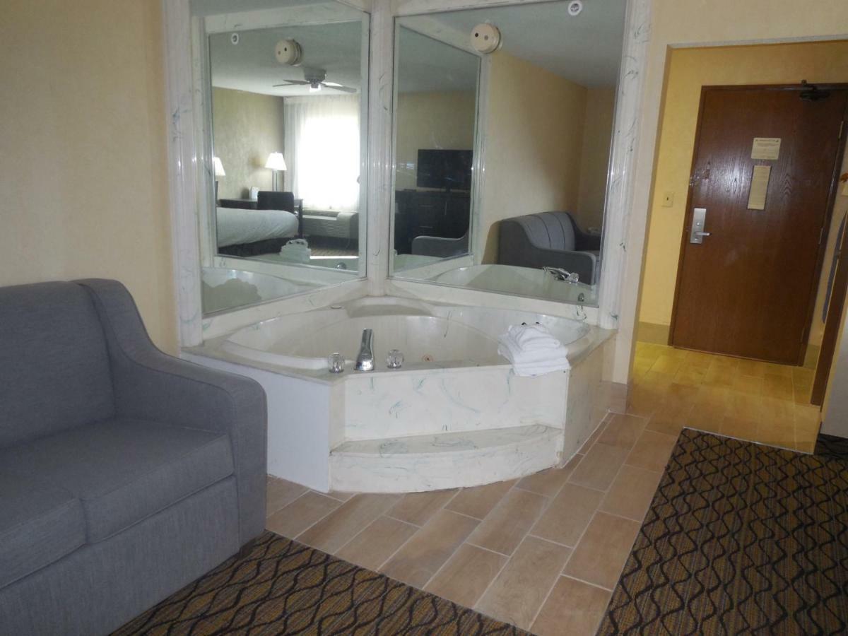 Deluxe King Studio Suite - Non-Smoking