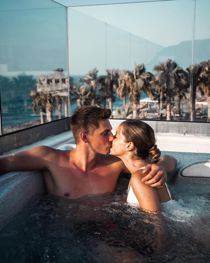 Villa Real em Frente ao Mar com Piscina Privada e Banheira de Hidromassagem
