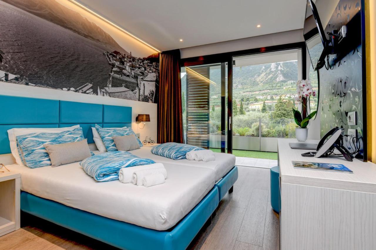 Standard Twin Room Partial Lake View