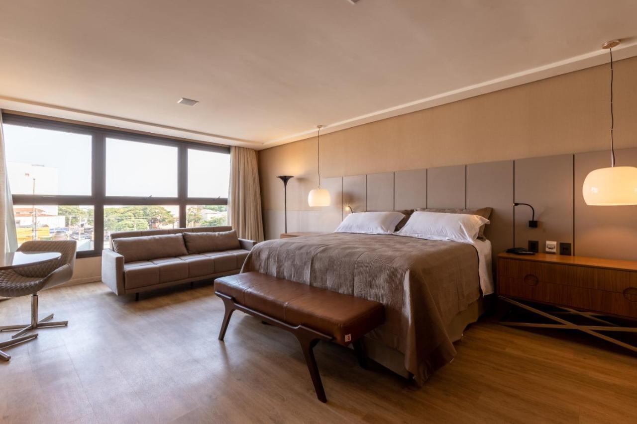 Suíte com Cama King-size e Banheira de Hidromassagem
