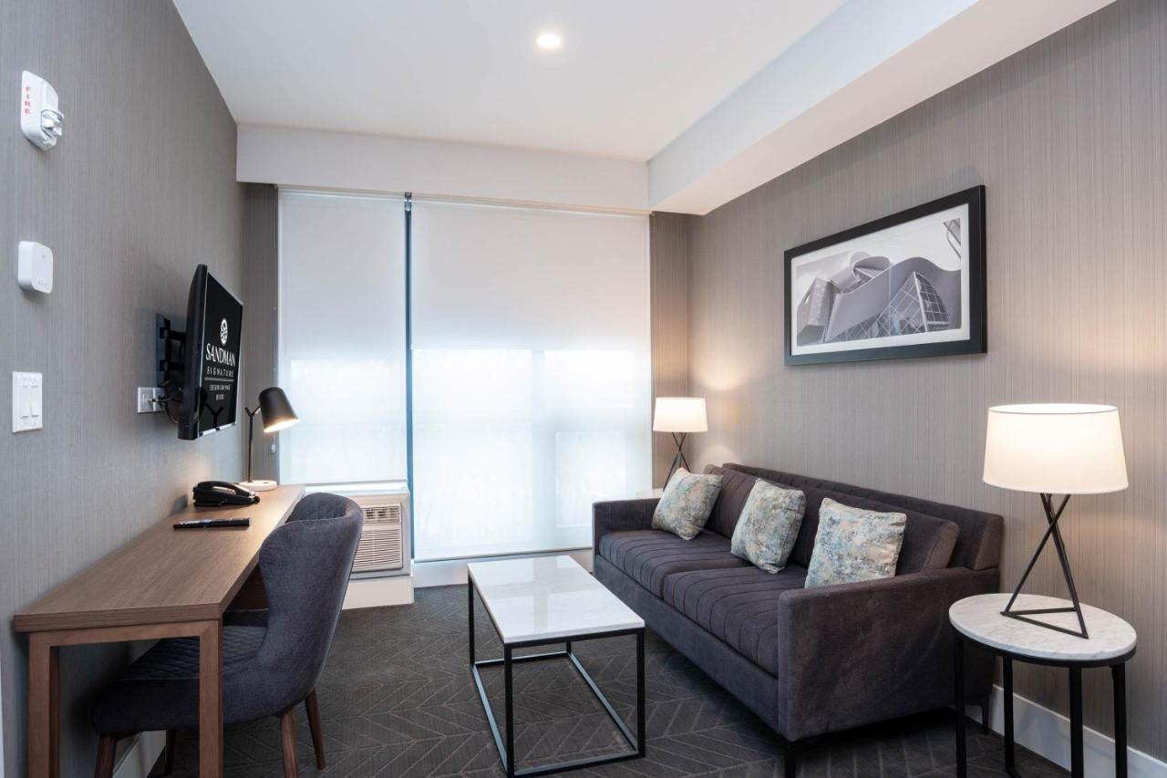 Standard Suite, 1 King Bed, Kitchen