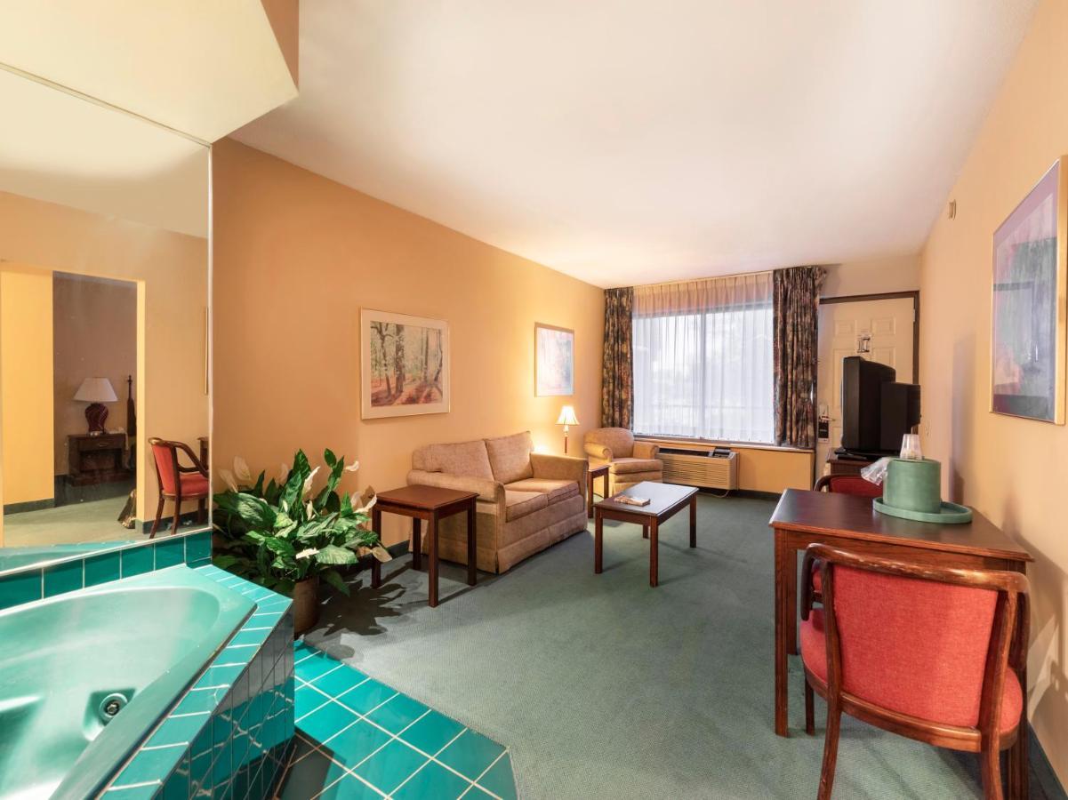 Suite with Hot Tub