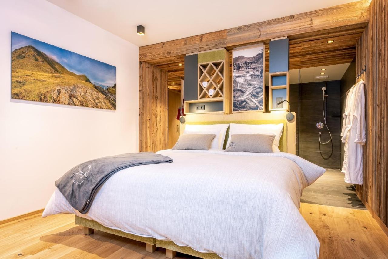 Zimmer mit Queensize-Bett und Balkon