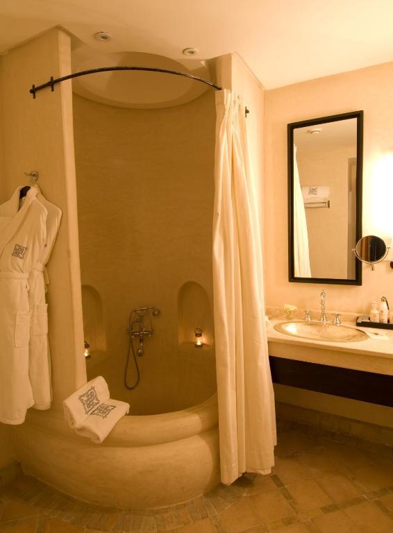 De Luxe Room with Side Sea View
