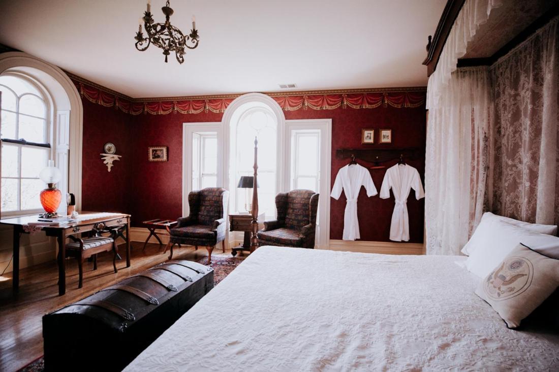 Deluxe Queen Room