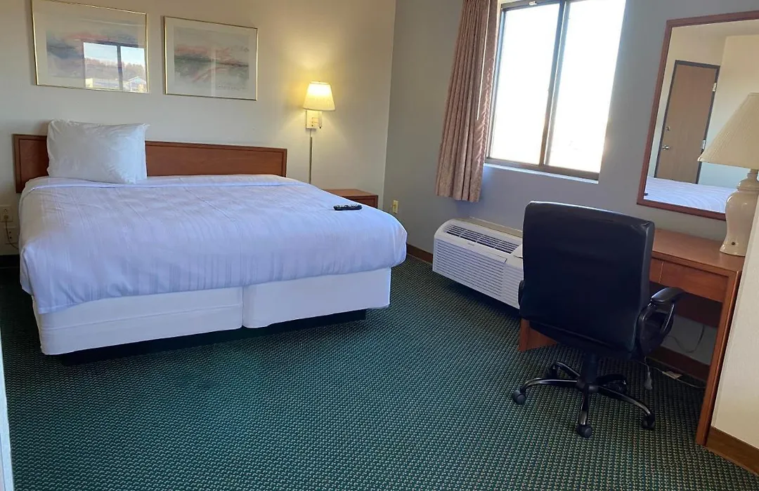 Carlyle Inn & Suites-1