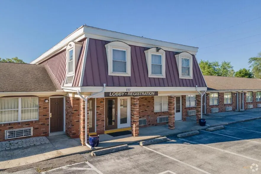Country Club Inn & Suites-1