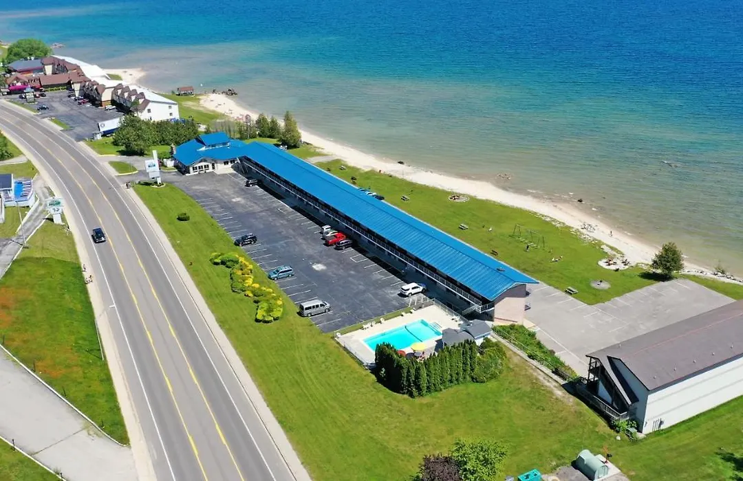 Days Inn & Suites By Wyndham St. Ignace Lakefront-1