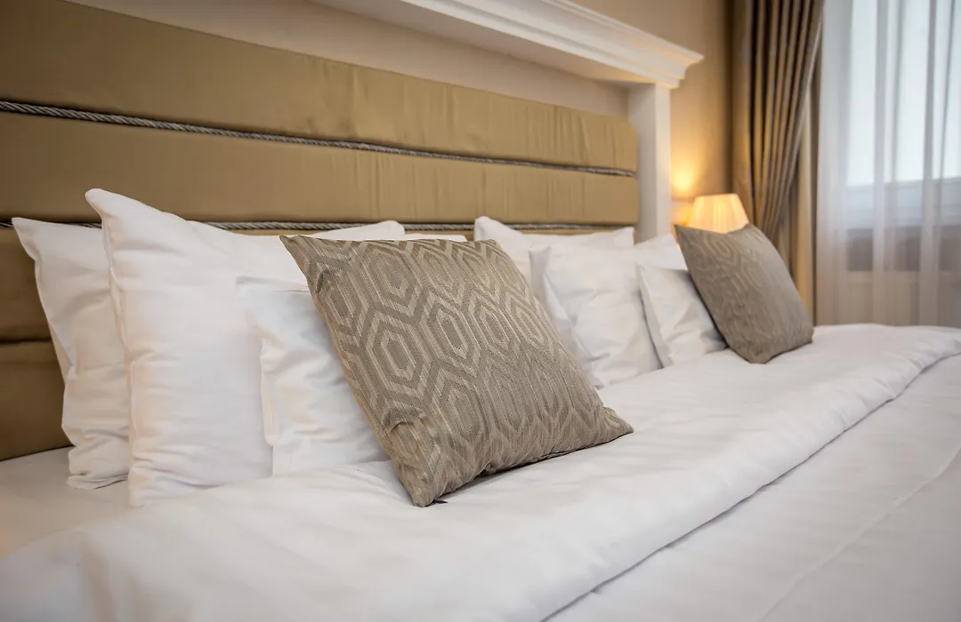 Queen'S Court Hotel & Residence-1