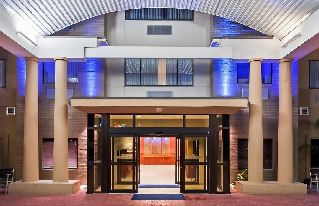 Holiday Inn Express & Suites - Laredo-Event Center Area By Ihg-1