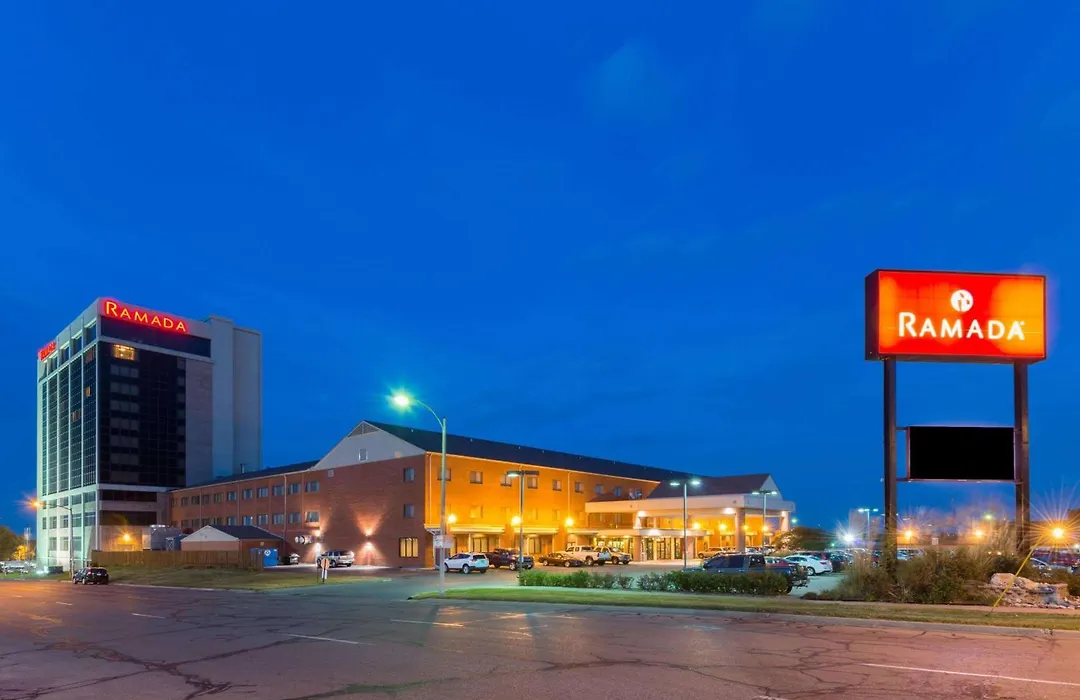 Ramada By Wyndham Topeka Downtown Hotel & Convention Center-1
