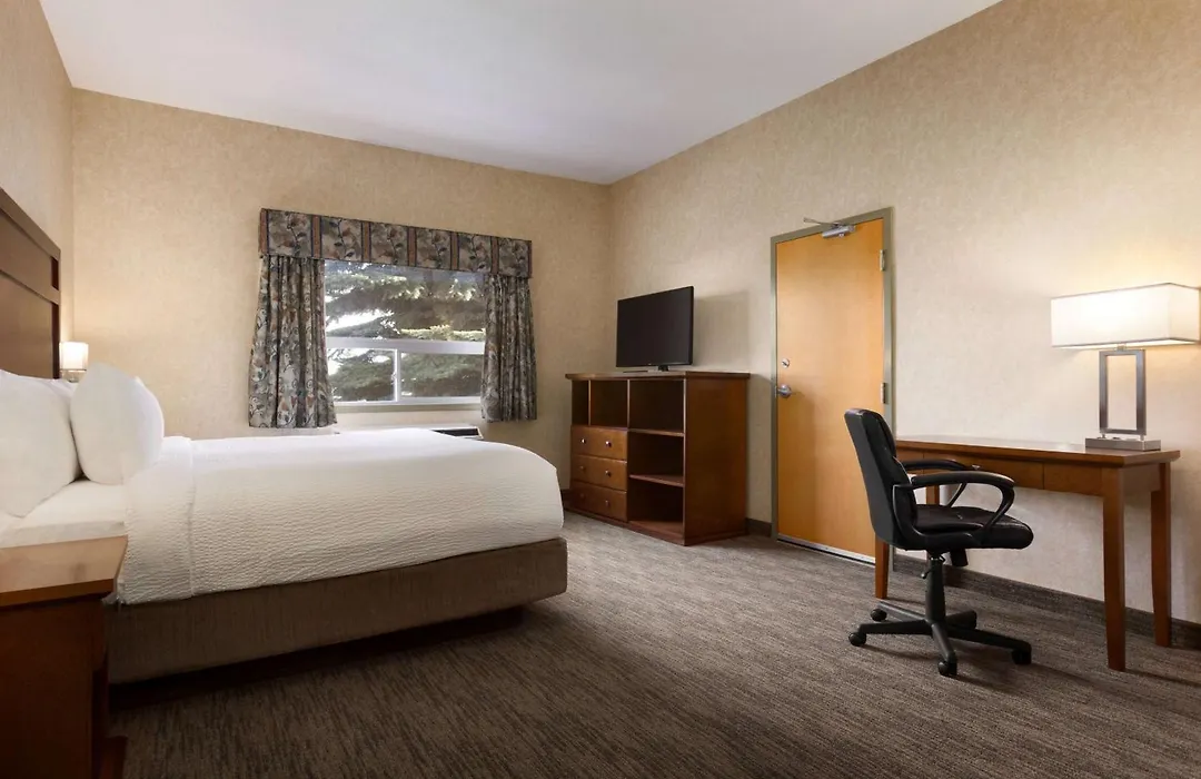 Days Inn & Suites By Wyndham Brooks-1