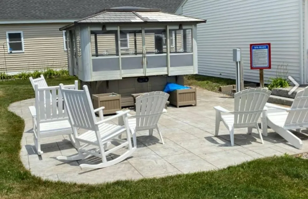 Carriage House Motel Cottages & Suites-1