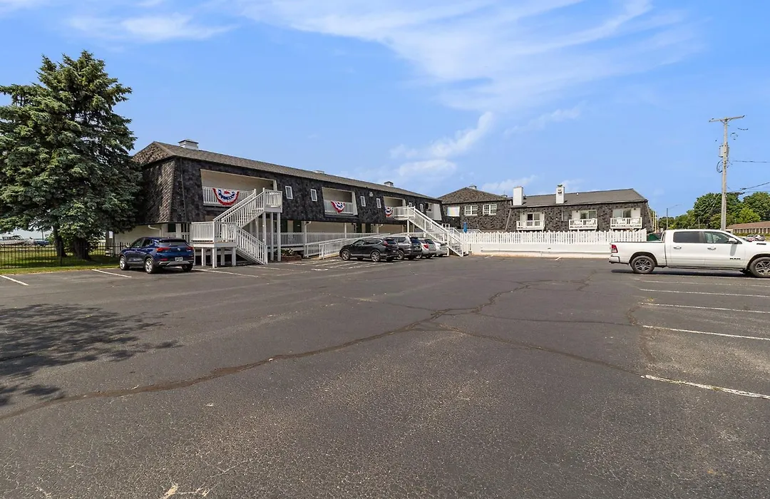 Snyders Shoreline Inn-1