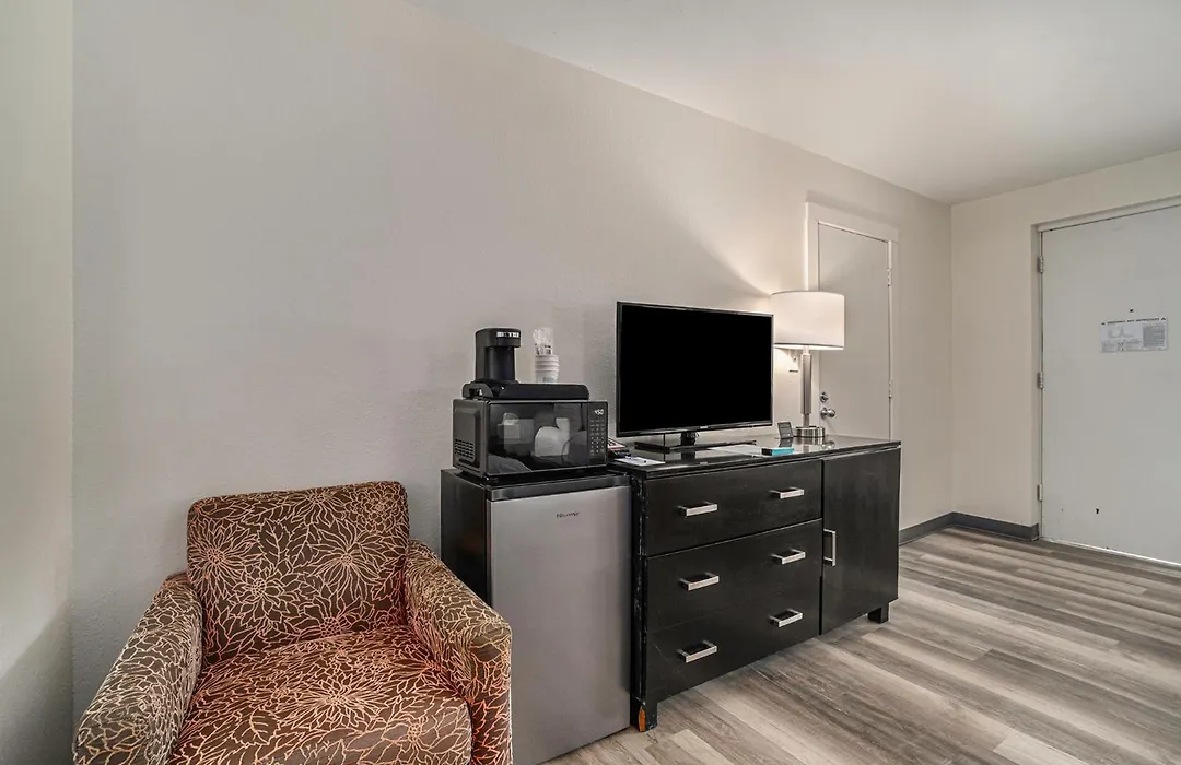 Travelodge By Wyndham Traverse City Mi-1