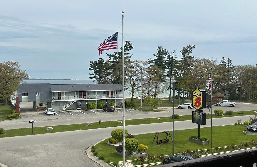 Super 8 By Wyndham Bridgeview Of Mackinaw City-1