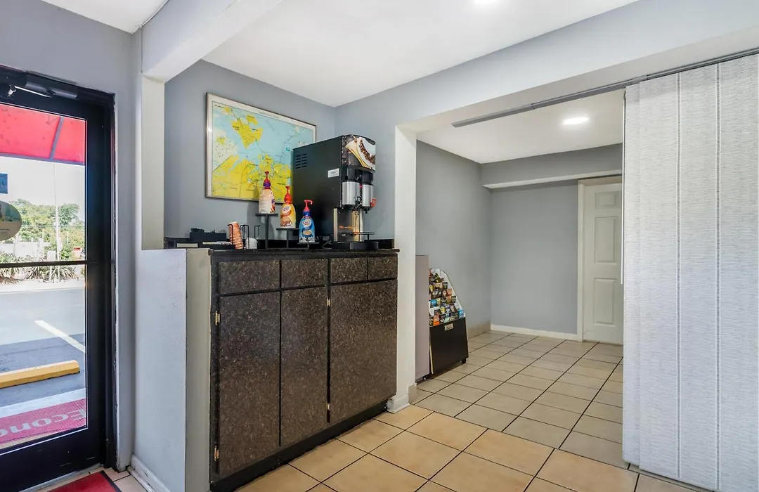 Econo Lodge Inn & Suites Virginia Beach - Norfolk-1