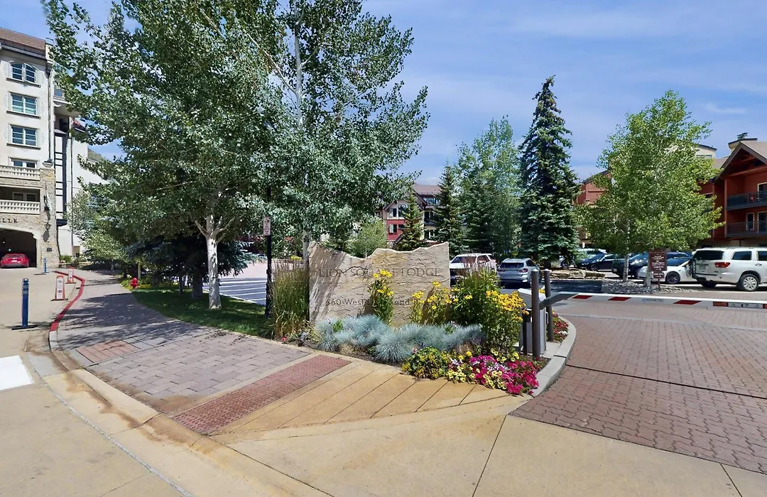 Lion Square Lodge South 650-1