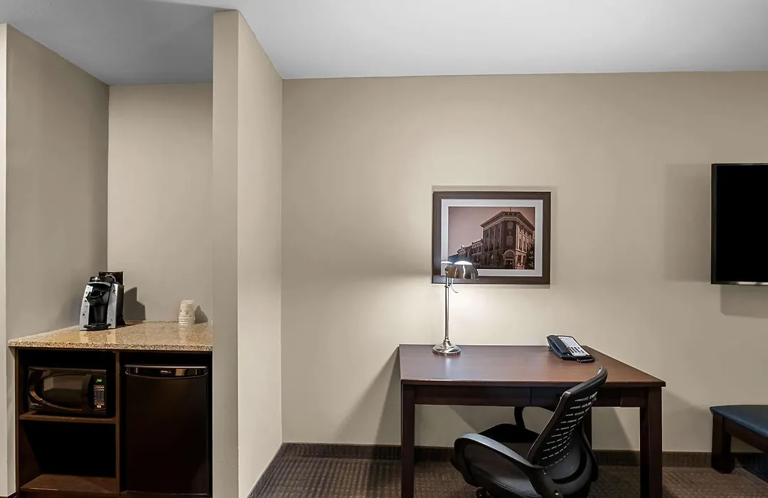 Best Western Plus Lacombe Inn And Suites-1