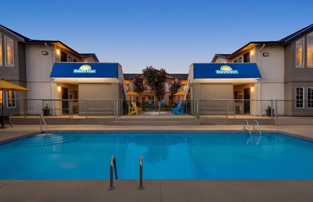 Days Inn By Wyndham Kelowna-1