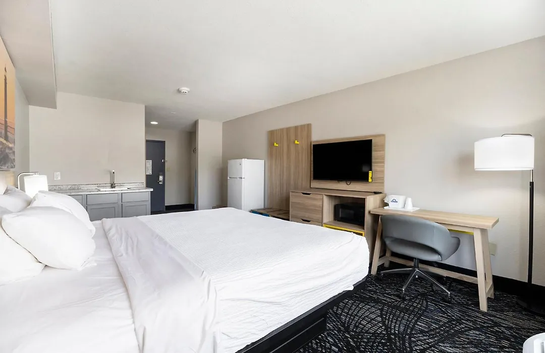 Days Inn & Suites By Wyndham Norton Shores Muskegon-1