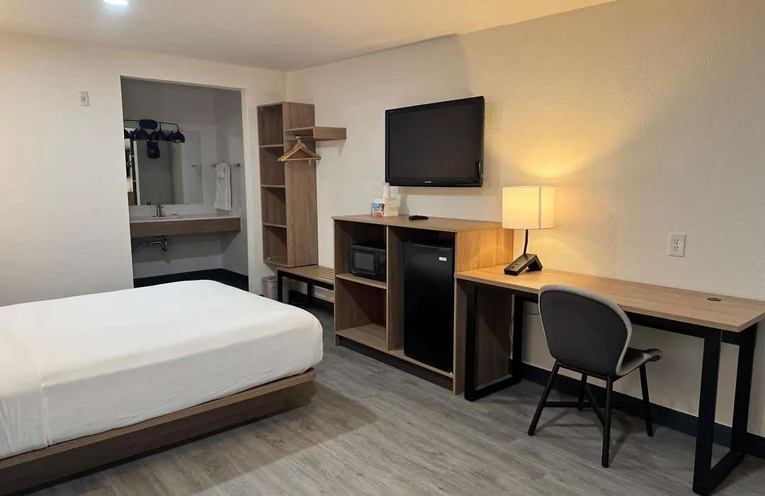 Rodeway Inn & Suites Rancho Mirage - Palm Desert Area-1