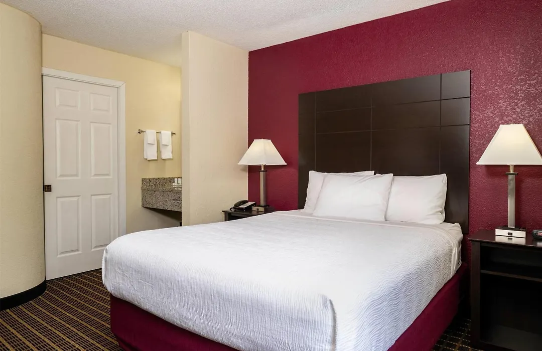 Baymont Inn & Suites By Wyndham Mukwonago-1