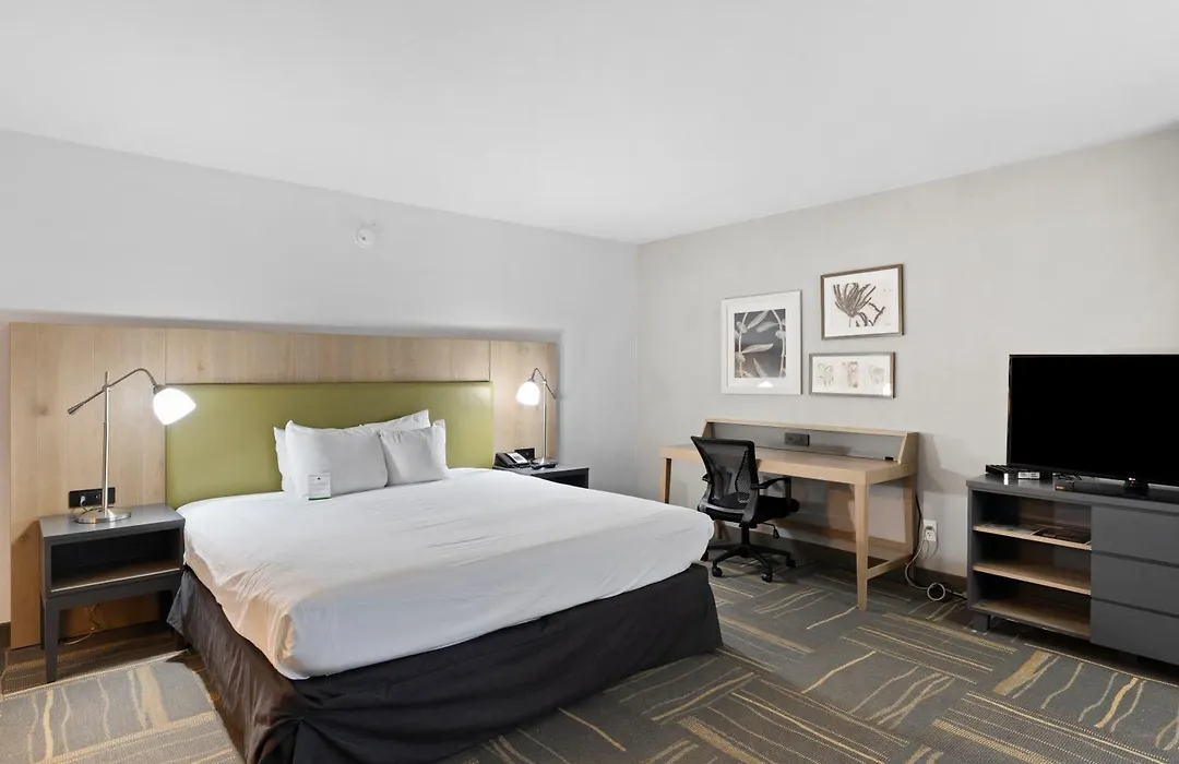 Greentree Inn & Suites Phoenix Sky Harbor-1