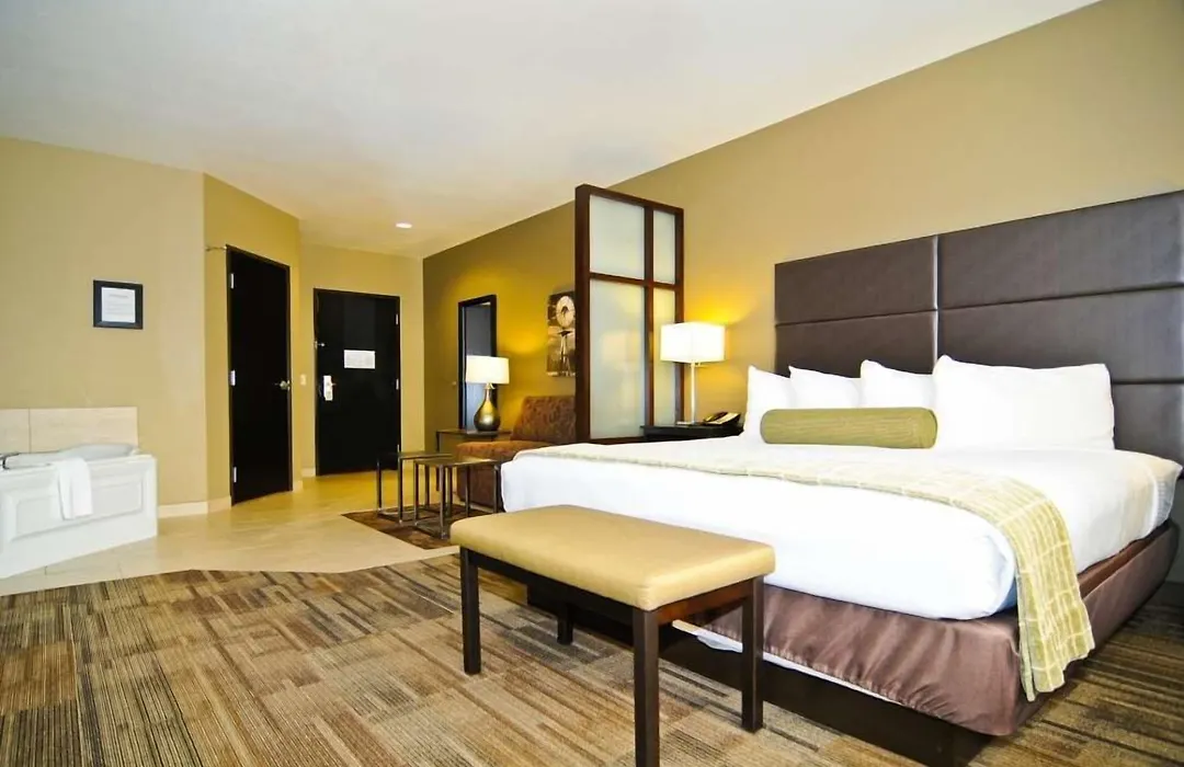 Best Western Plus Night Watchman Inn & Suites-1