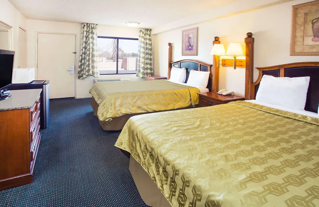 Travelodge By Wyndham Indio-1