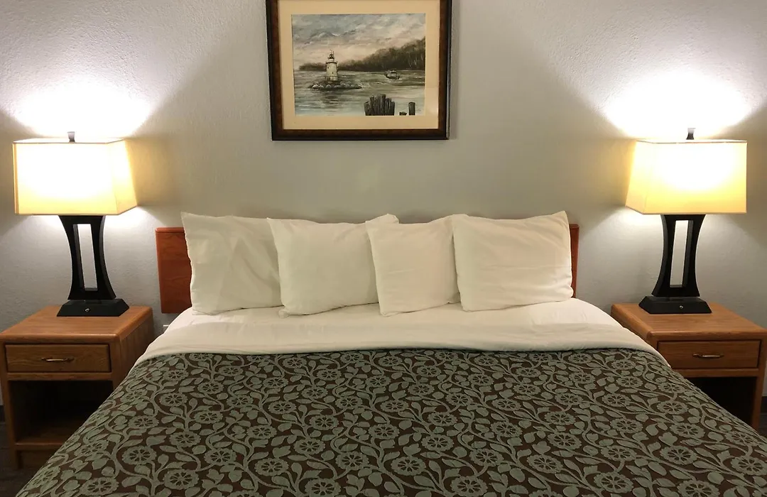 Days Inn By Wyndham Iron Mountain-1