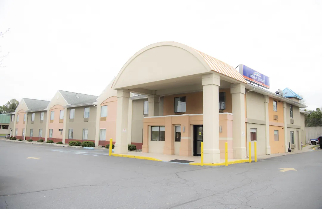 Howard Johnson By Wyndham Allentown/Dorney Hotel & Suites-1
