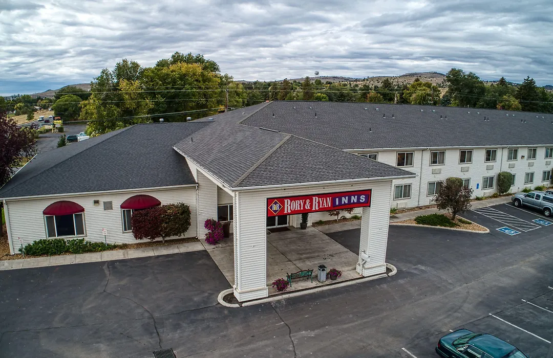 Rory & Ryan Inn-1