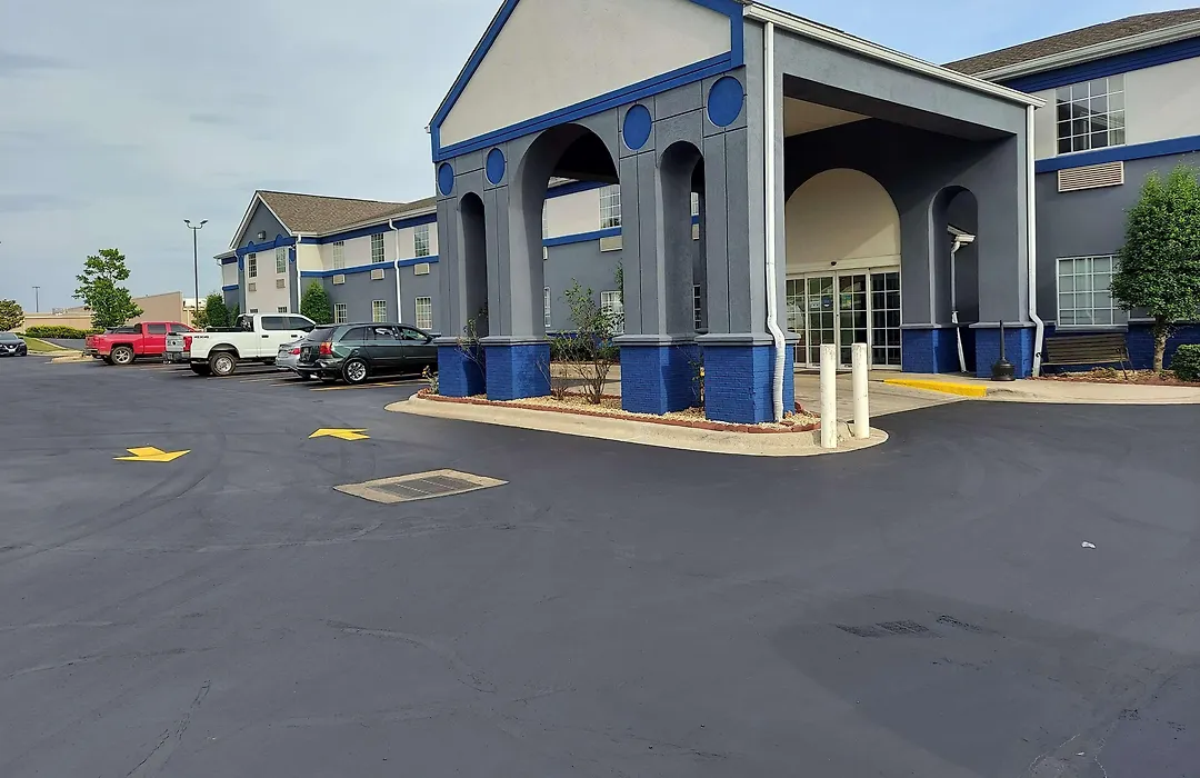 Days Inn & Suites By Wyndham Huntsville-1