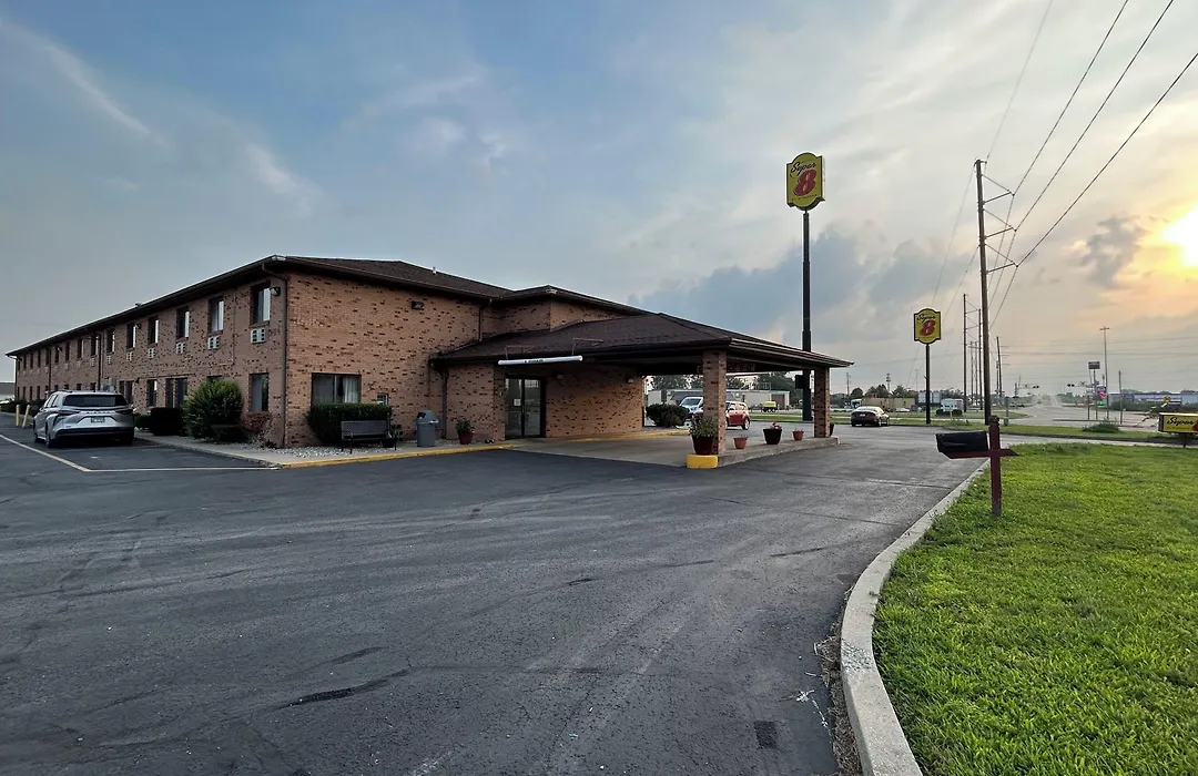 Super 8 By Wyndham Gilman-1